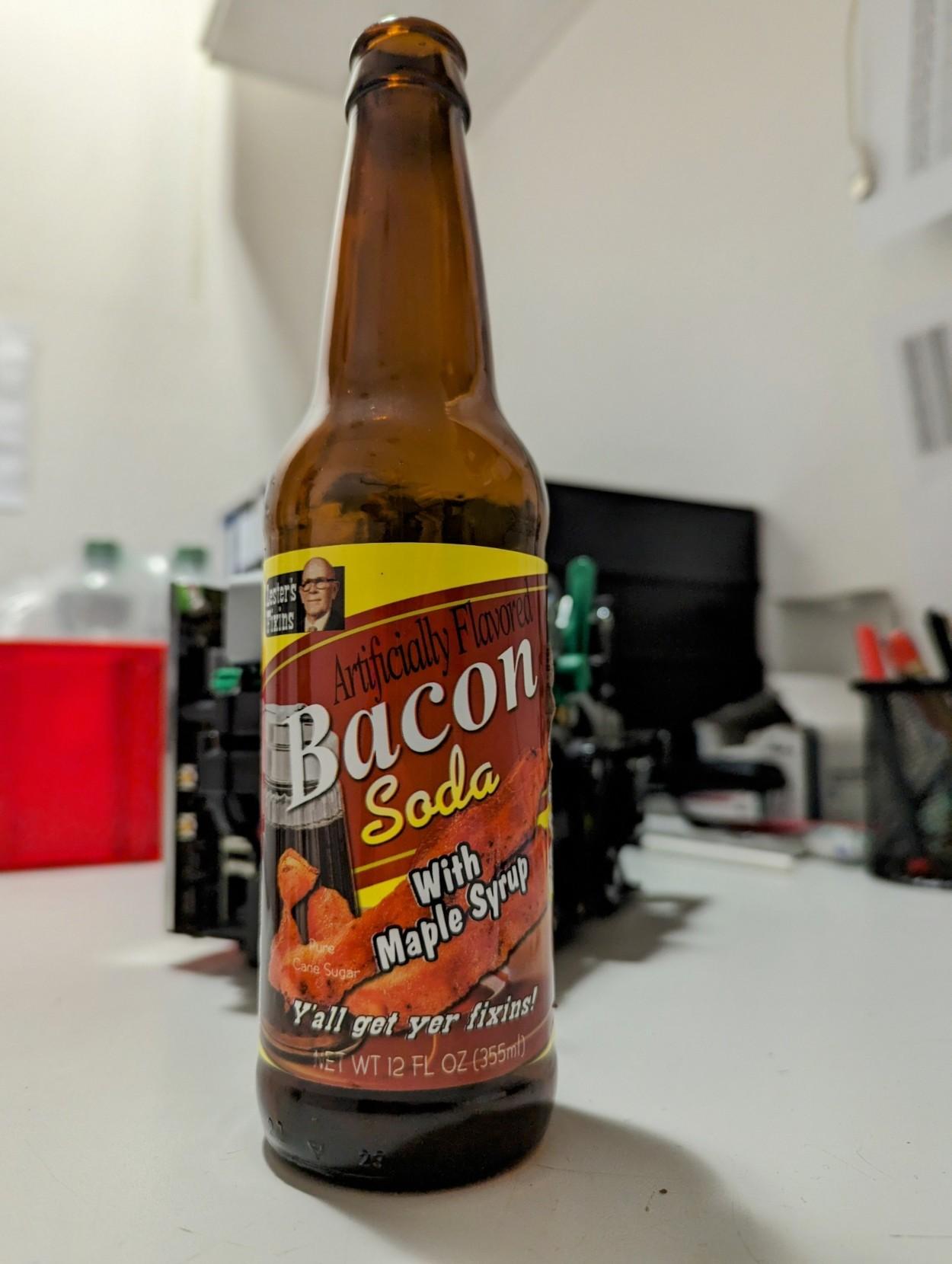 Ein "Bierflasche" mit dem Etikett "Bacon Soda with Maple Syrup"